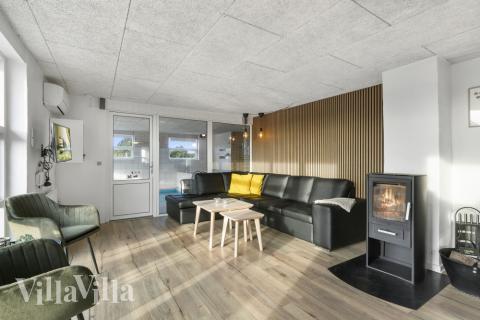 Die Couch im Luxusferienhaus Nr. 613 in Westjütland lädt zu Gesellschaftsspielen oder zu Kinoabenden ein.