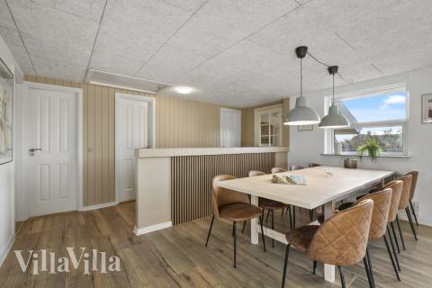 Der große, lichtdurchflutete Aufenthaltsraum im Luxusferienhaus Nr. 613 für 8.