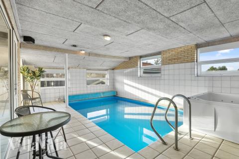 Genießen Sie den warmen Whirlpool im Luxusferienhaus Nr. 613 in Westjütland