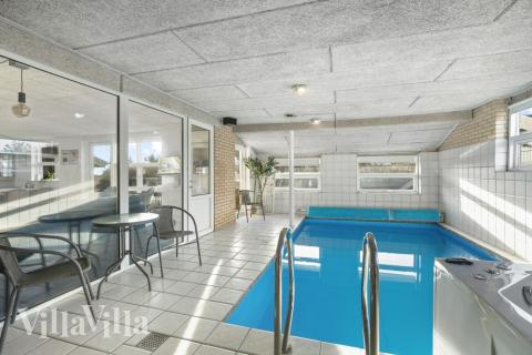 Das Ferienhaus 613 hat einen schicken Poolbereich mit Wasserrutsche, einem geräumigen, eingelassenen Whirlpool und einer Sauna.