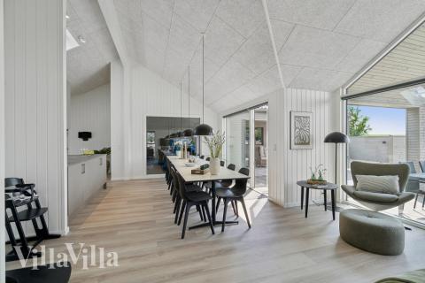 Der große, lichtdurchflutete Aufenthaltsraum im Luxusferienhaus Nr. 614 für 16.