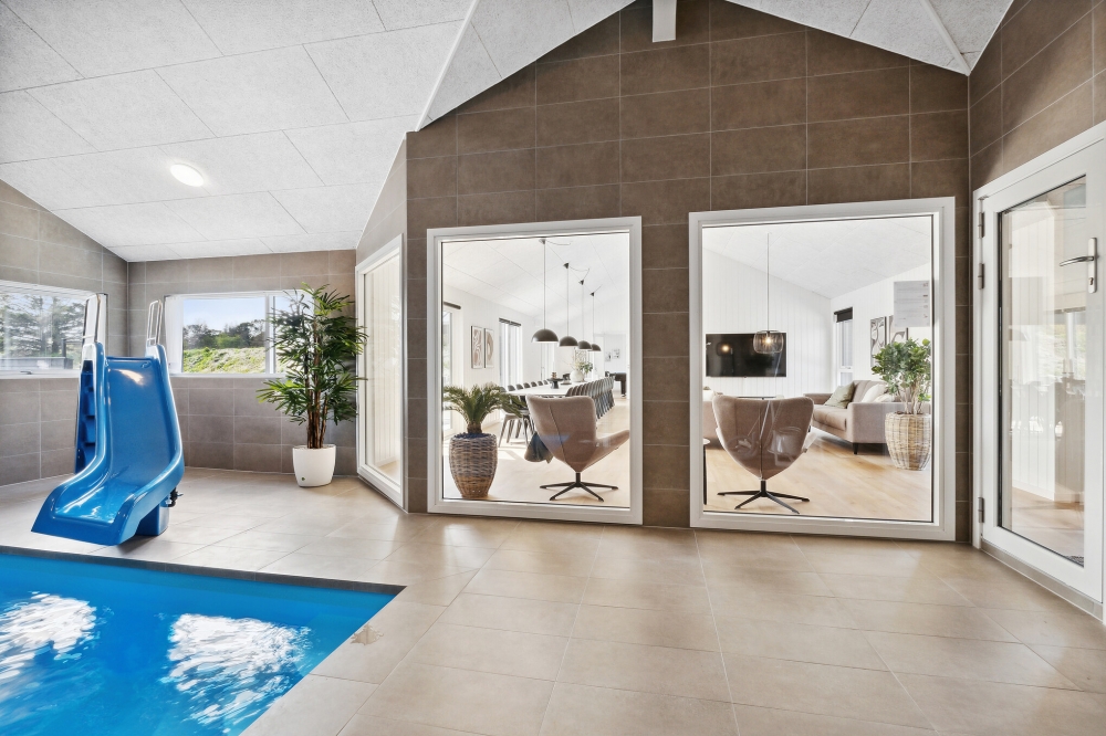 Das Ferienhaus 615 hat einen schicken Poolbereich mit Wasserrutsche, einem geräumigen, eingelassenen Whirlpool und einer Sauna.