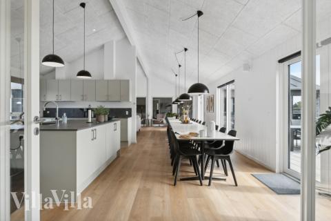 Aufenthaltsraum mit Platz für 30 im Luxusferienhaus Nr. 615.