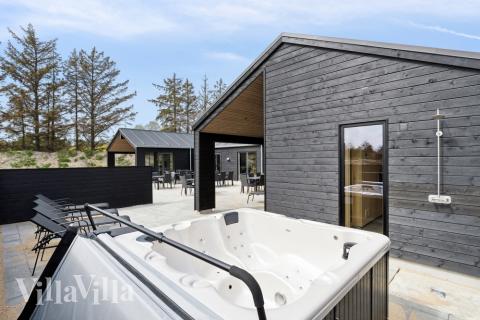 Genießen Sie den warmen Whirlpool im Luxusferienhaus Nr. 615 in Nordjütland