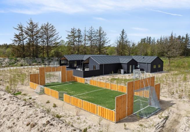 Zu dem attraktiven Ferienhaus Nr. 615 in Nordjütland gehört auch ein tolles Angebot im Außenbereich, z. B. Spieleturm und Schaukeln