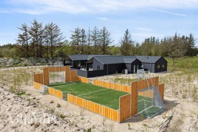 Zu dem attraktiven Ferienhaus Nr. 615 in Nordjütland gehört auch ein tolles Angebot im Außenbereich, z. B. Spieleturm und Schaukeln