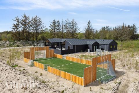 Zu dem attraktiven Ferienhaus Nr. 615 in Nordjütland gehört auch ein tolles Angebot im Außenbereich, z. B. Spieleturm und Schaukeln