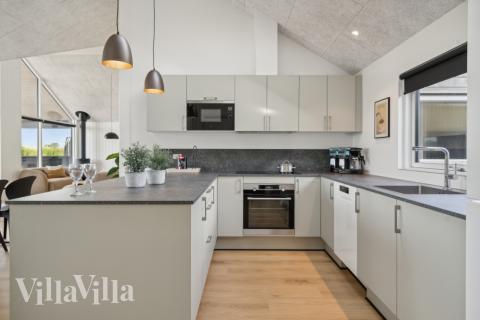 Die Küche in dem Luxusferienhaus Nr. 617 ist so gut ausgestattet, dass man problemlos Mahlzeiten für 14 Personen zubereiten kann.