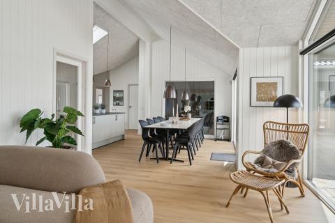 Der große, lichtdurchflutete Aufenthaltsraum im Luxusferienhaus Nr. 617 für 14.