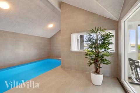 Das Ferienhaus 617 hat einen schicken Poolbereich mit Wasserrutsche, einem geräumigen, eingelassenen Whirlpool und einer Sauna.