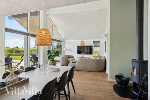 Der große, lichtdurchflutete Aufenthaltsraum im Luxusferienhaus Nr. 618 für 16.