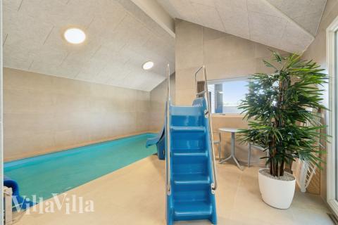 Das Ferienhaus 618 hat einen schicken Poolbereich mit Wasserrutsche, einem geräumigen, eingelassenen Whirlpool und einer Sauna.