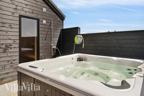 Genießen Sie den warmen Whirlpool im Luxusferienhaus Nr. 618 in Fünen und seine Inseln