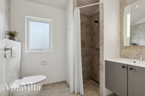 Eines der Badezimmer im Luxusferienhaus Nr. 619