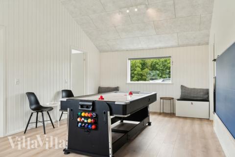 Neben den vielen schönen Stunden, die man im Poolbereich des Hauses verbringen kann, bietet das Luxusferienhaus 620 auch Spielevergnügen bei Billard/Tischtennis und Darts
