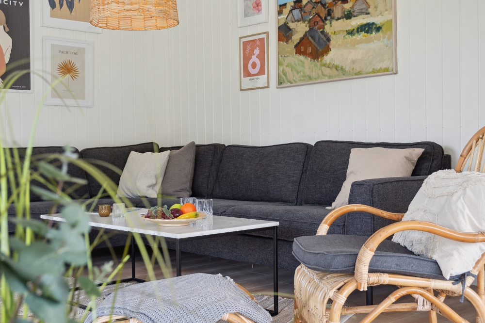 Die Couch im Luxusferienhaus Nr. 620 in Lolland/Falster/Mön lädt zu Gesellschaftsspielen oder zu Kinoabenden ein.