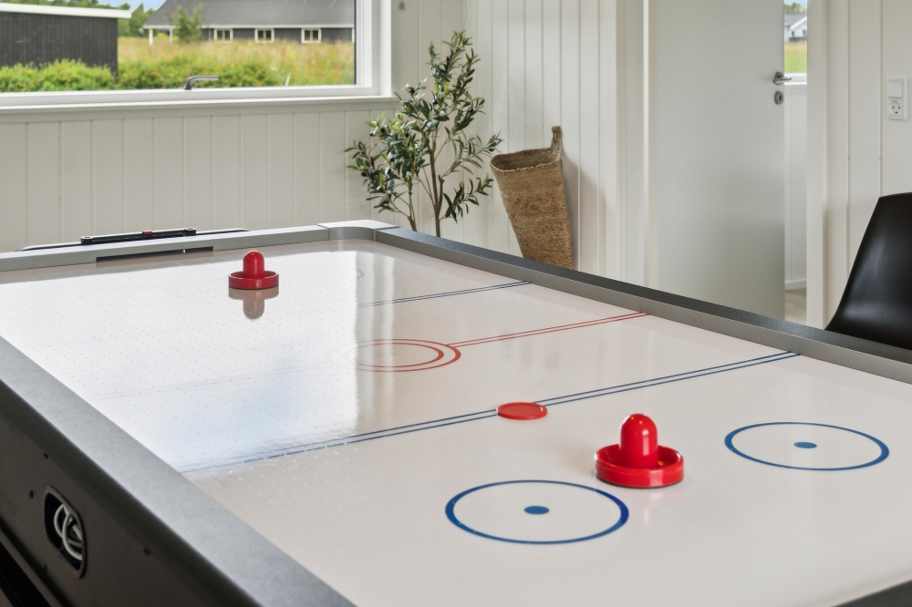Das Luxusferienhaus 620 für 12 Personen hat einen großen Aktivitätsraum mit u. a. Billard und Darts