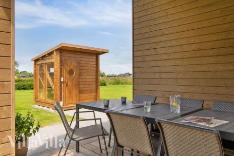 Genießen Sie einen Grillabend auf der Terrasse des Luxusferienhauses Nr. 620 in Lolland/Falster/Mön