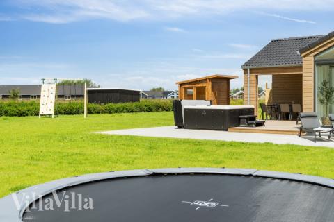 Zu dem attraktiven Ferienhaus Nr. 620 in Lolland/Falster/Mön gehört auch ein tolles Angebot im Außenbereich, z. B. Spieleturm und Schaukeln