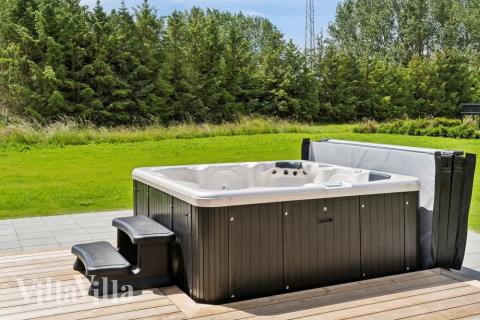 Genießen Sie den warmen Whirlpool im Luxusferienhaus Nr. 620 in Lolland/Falster/Mön