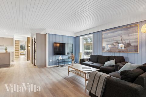 Die Couch im Luxusferienhaus Nr. 623 in Westjütland lädt zu Gesellschaftsspielen oder zu Kinoabenden ein.