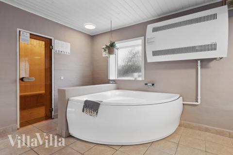 Genießen Sie den warmen Whirlpool im Luxusferienhaus Nr. 623 in Westjütland