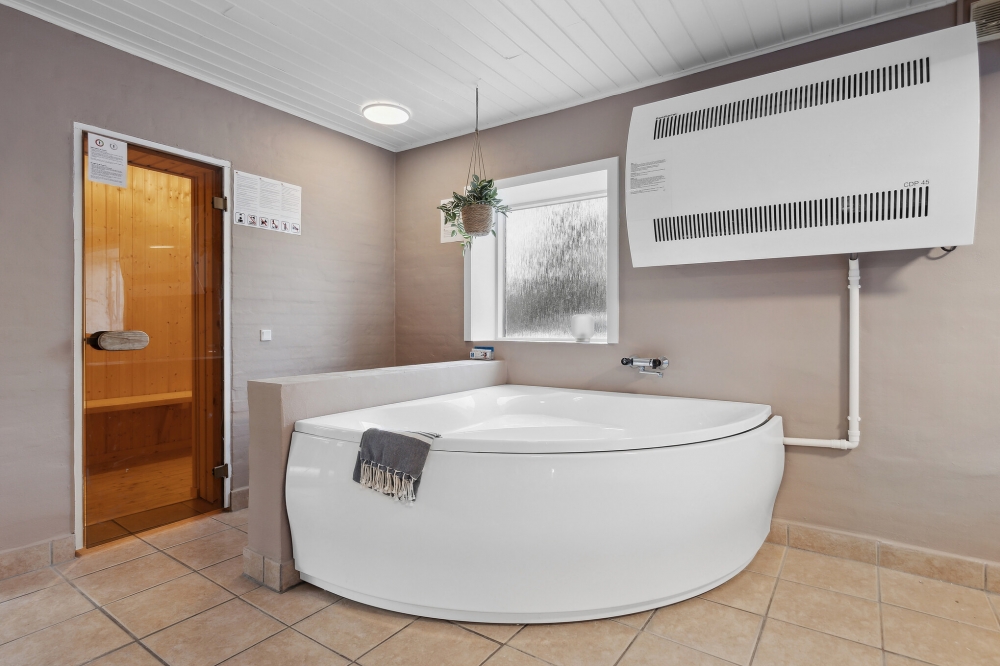 Genießen Sie den warmen Whirlpool im Luxusferienhaus Nr. 623 in Westjütland