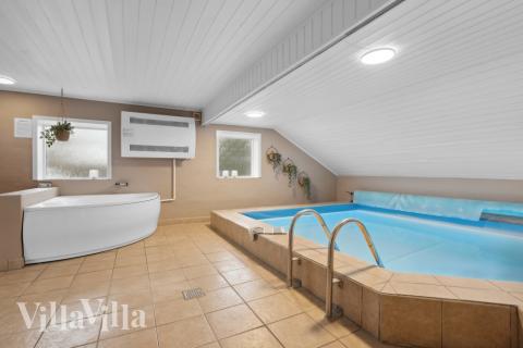 Das Ferienhaus 623 hat einen schicken Poolbereich mit Wasserrutsche, einem geräumigen, eingelassenen Whirlpool und einer Sauna.