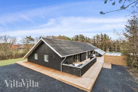 Dieses schöne Poolhaus Nr. 623 mit Platz für 15 Personen liegt in Westjütland