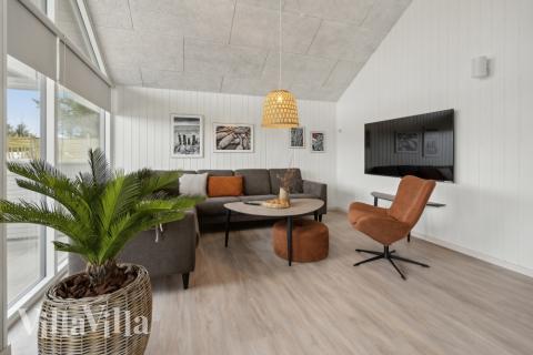 Die Couch im Luxusferienhaus Nr. 624 in Südjütland lädt zu Gesellschaftsspielen oder zu Kinoabenden ein.