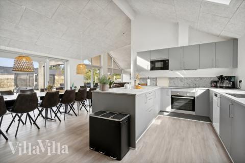 Gut ausgestattete Küche im Luxusferienhaus Nr. 624 in Südjütland.