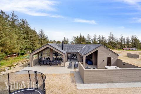 Dieses schöne Poolhaus Nr. 624 mit Platz für 14 Personen liegt in Südjütland