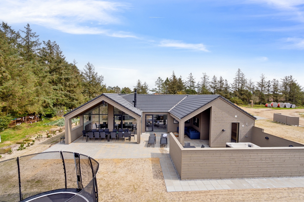 Dieses schöne Poolhaus Nr. 624 mit Platz für 14 Personen liegt in Südjütland