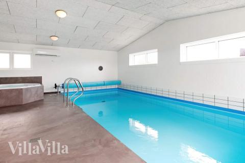 Das Ferienhaus 626 hat einen schicken Poolbereich mit Wasserrutsche, einem geräumigen, eingelassenen Whirlpool und einer Sauna.