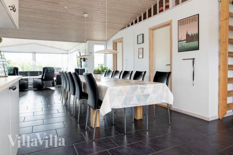 Der große, lichtdurchflutete Aufenthaltsraum im Luxusferienhaus Nr. 626 für 14.