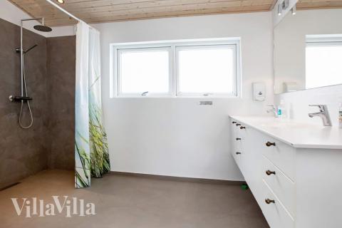 Eines der Badezimmer im Luxusferienhaus Nr. 626