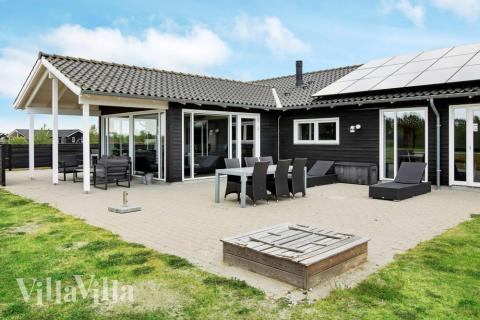 Auf der Terrasse des Ferienhauses Nr. 626 ist Platz für 14 Personen.