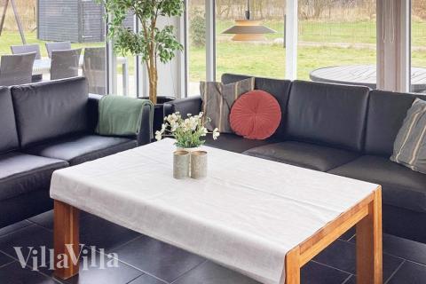 Die Couch im Luxusferienhaus Nr. 626 in Lolland/Falster/Mön lädt zu Gesellschaftsspielen oder zu Kinoabenden ein.