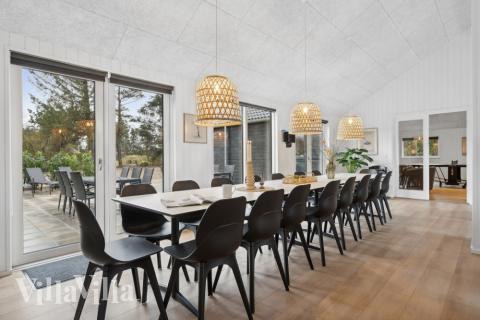 Hüpft im Luxusferienhaus Nr. 627 in Westjütland in den Pool.