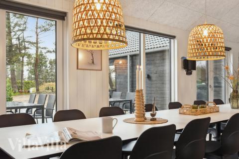 Der große, lichtdurchflutete Aufenthaltsraum im Luxusferienhaus Nr. 627 für 20.