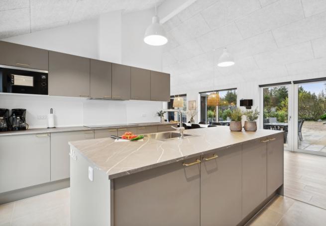 Die Küche in dem Luxusferienhaus Nr. 627 ist so gut ausgestattet, dass man problemlos Mahlzeiten für 20 Personen zubereiten kann.