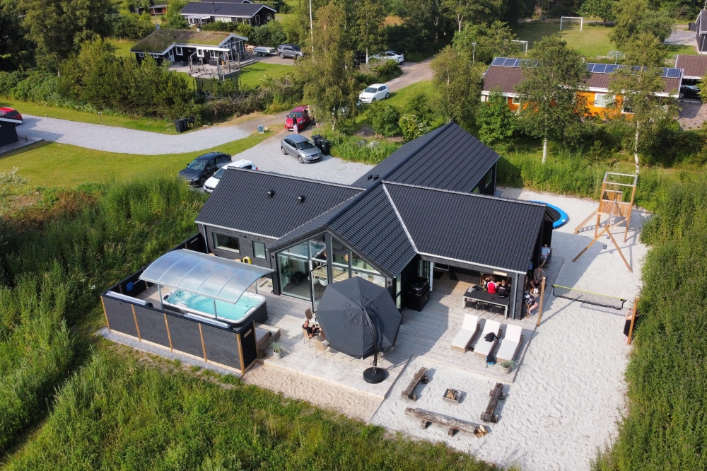 Diese schicke Haus mit Whirlpool Nr. 628 mit Platz für 12 Personen liegt in Nordjütland