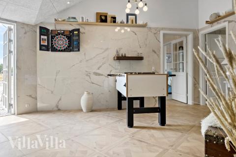 Das Luxusferienhaus 629 für 20 Personen hat einen großen Aktivitätsraum mit u. a. Billard und Darts