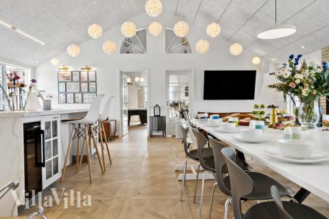 Der große, lichtdurchflutete Aufenthaltsraum im Luxusferienhaus Nr. 629 für 20.