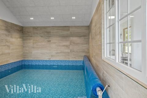 Das Ferienhaus 629 hat einen schicken Poolbereich mit Wasserrutsche, einem geräumigen, eingelassenen Whirlpool und einer Sauna.