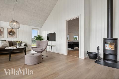 Die Couch im Luxusferienhaus Nr. 631 in Südjütland lädt zu Gesellschaftsspielen oder zu Kinoabenden ein.