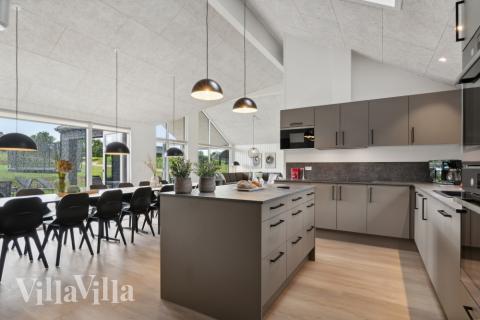 Gut ausgestattete Küche im Luxusferienhaus Nr. 631 in Südjütland.