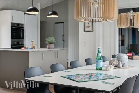 Der große, lichtdurchflutete Aufenthaltsraum im Luxusferienhaus Nr. 632 für 18.