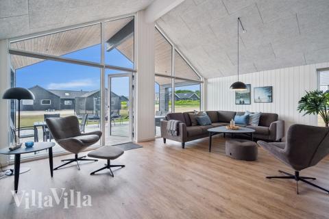Die Couch im Luxusferienhaus Nr. 632 in Südjütland lädt zu Gesellschaftsspielen oder zu Kinoabenden ein.