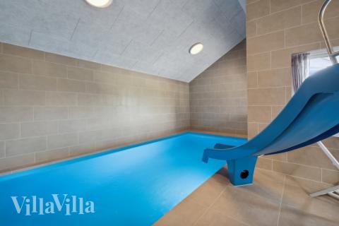 Das Ferienhaus 632 hat einen schicken Poolbereich mit Wasserrutsche, einem geräumigen, eingelassenen Whirlpool und einer Sauna.